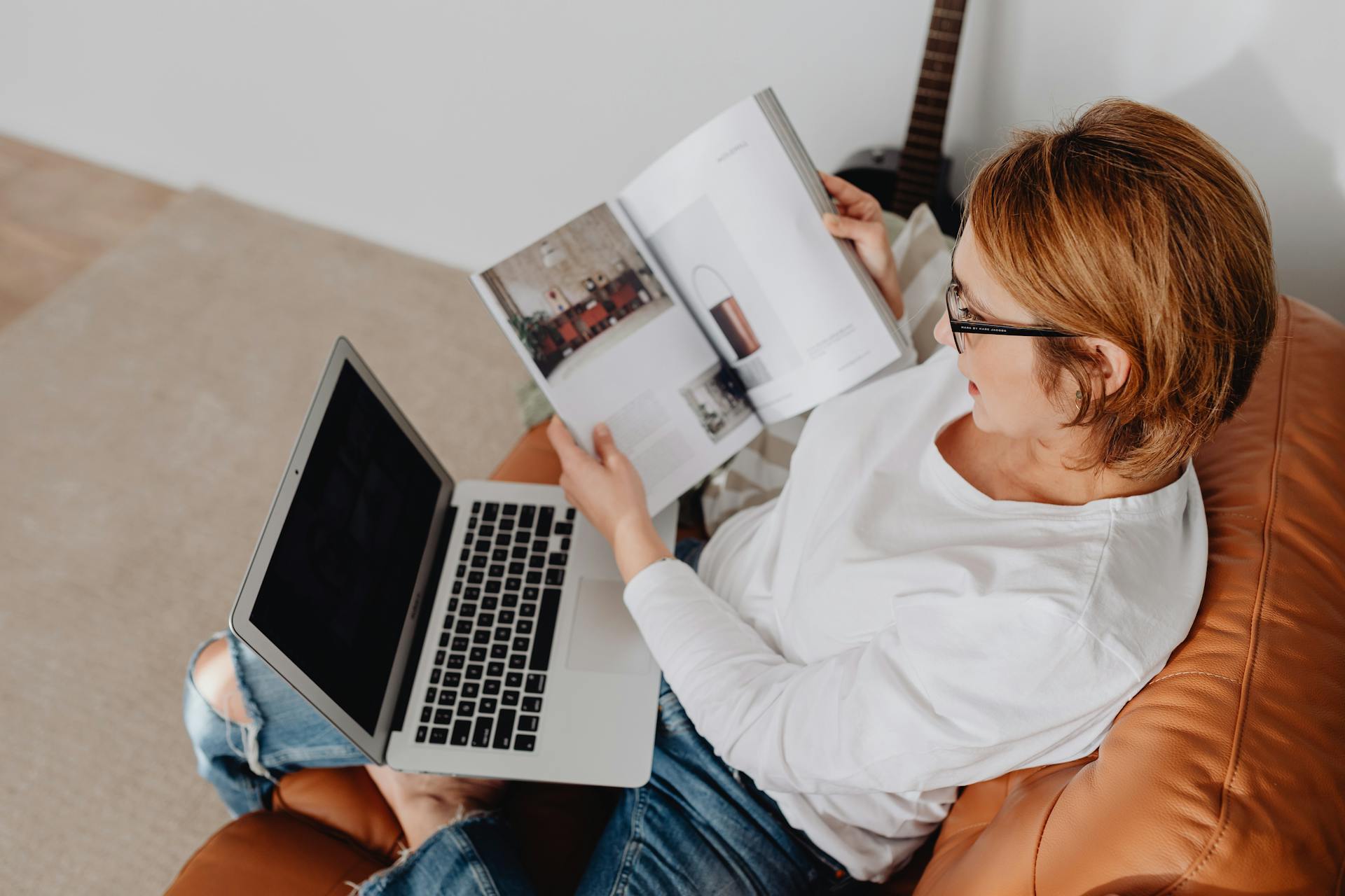 Eine Frau liest Fragen und Antworten zum Erstellen digitaler Blätterkataloge